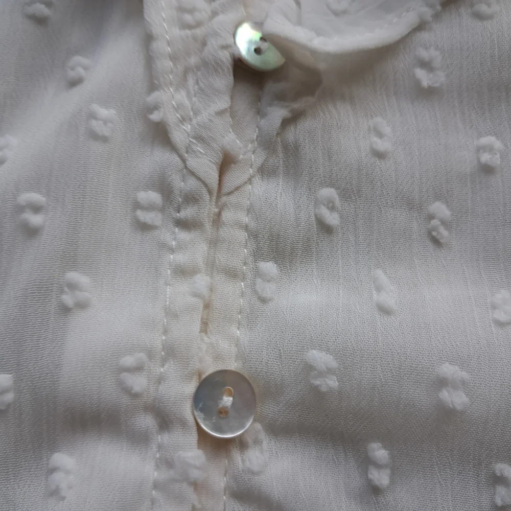Haver & Blair Cream Lace Bell Sleeve Light Shell Buttons V neck - Picture 5 of 7